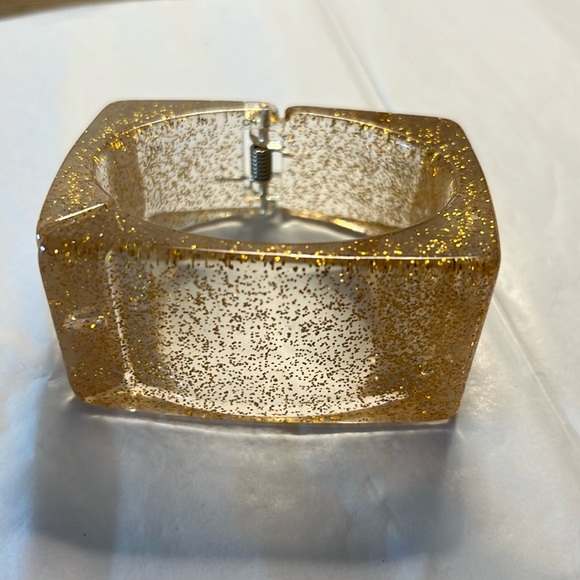 MarlaWynne Square Hinged Bangle
Bracelet Gold Speckled - Picture 1 of 3